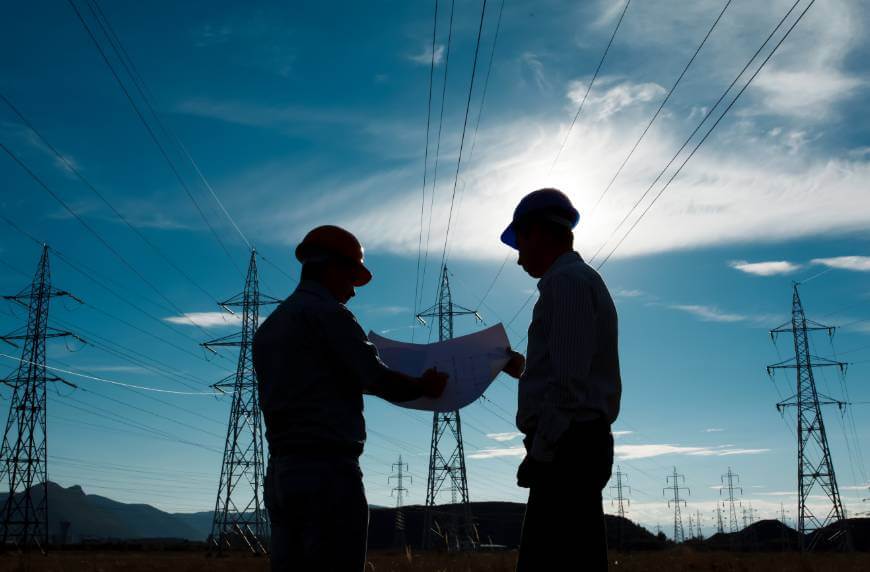 Hommes lisant un plan 